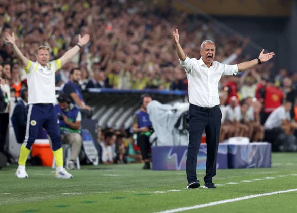 Fenerbahce v AS Roma - UEFA Champions League ISTANBUL, TURKIYE - SEPTEMBER 10: Fenerbahce head coach Ismail Kartal gives tactical instructions to his players during the UEFA Champions League match between Fenerbahce and Roma at Chobani Stadium in Istanbul, Turkiye, on September 10, 2026. Ali Atmaca Anadolu Istanbul Turkey. Editorial use only. Please get in touch for any other usage.  Copyright: x2026xAnadoluxAlixAtmacax