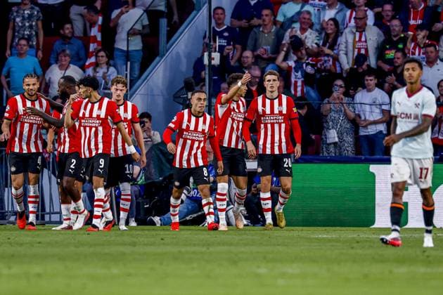 EINDHOVEN - Sergino Dest of PSV Eindhoven celebrates his team s first goal with his teammates during the UEFA Champions League match between PSV Eindhoven and Shakhtar Donetsk at the Philips Stadium on September 10, 2026, in Eindhoven, the Netherlands. MARCEL TER BALS ANP UEFA Champions League 2026 27 xVIxANPxSportx xMarcelxterxBalsxIVx 567923947 originalFilename: 567923947.jpg