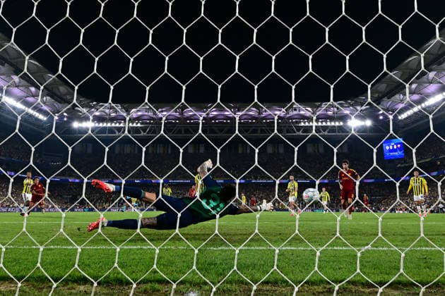 Fenerbahce v AS Roma - UEFA Champions League ISTANBUL, TURKIYE - SEPTEMBER 10: Goalkeeper Ederson Santana De Moraes (31) of Fenerbahce in action during the UEFA Champions League match between Fenerbahce and Roma at Chobani Stadium in Istanbul, Turkiye, on September 10, 2026. Serhat Cagdas Anadolu Istanbul Turkey. Editorial use only. Please get in touch for any other usage.  Copyright: x2026xAnadoluxSerhatxCagdasx