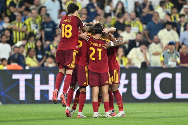 Fenerbahce v AS Roma - UEFA Champions League ISTANBUL, TURKIYE - SEPTEMBER 10: Roma’s Bryan Cristante (4) celebrates with his teammates after scoring a goal during the UEFA Champions League match between Fenerbahce and Roma at Chobani Stadium in Istanbul, Turkiye, on September 10, 2026. Serhat Cagdas Anadolu Istanbul Turkey. Editorial use only. Please get in touch for any other usage.  Copyright: x2026xAnadoluxSerhatxCagdasx