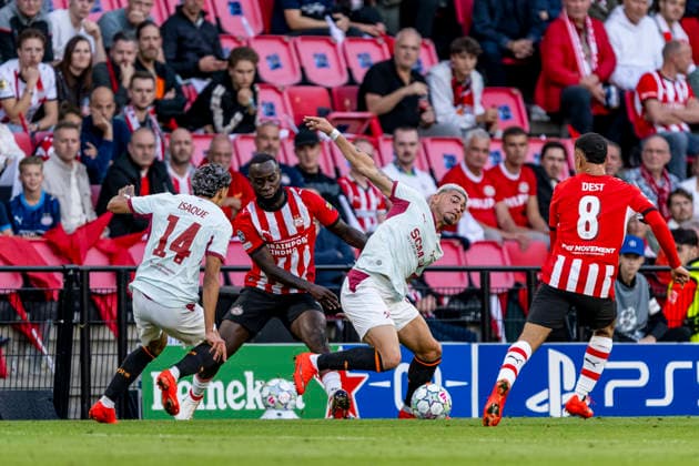 EINDHOVEN - (l-r) PSV Eindhoven defender Lutsharel Geertruida and Shakhtar Donetsk midfielder Gleiker Mendoza during the UEFA Champions League match between PSV and Shakhtar Donetsk at Philips Stadion on 10 September 2026 in Eindhoven, Nederland. (Photo by DeFodi Images) -