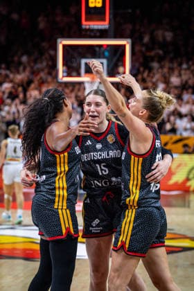 Basketball Berlin 10.09.2026 FIBA Women™s Basketball World Cup Germany 2026 Viertelfinale Quarterfinal Belgien (BEL) - Deutschland (GER) Deutschland gewinnt und steht im Halbfinale Jubel Nyara Sabally (Deutschland, No.08) Luisa Geiselsöder (Deutschland, No.15) Geiselsoder Leonie Fiebich (Deutschland, No.13)