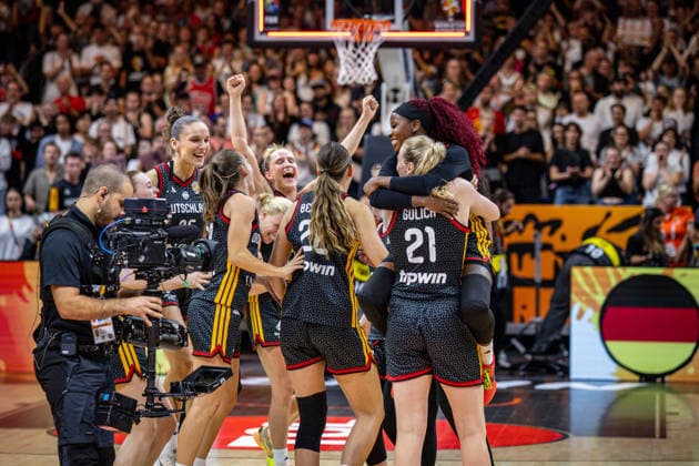 Basketball Berlin 10.09.2026 FIBA Women™s Basketball World Cup Germany 2026 Viertelfinale Quarterfinal Belgien (BEL) - Deutschland (GER) Deutschland gewinnt und steht im Halbfinale Jubel Marie Gülich (Deutschland, No.21) Gulich Alexis Peterson-Smalls (Deutschland, No.01) Peterson und andere