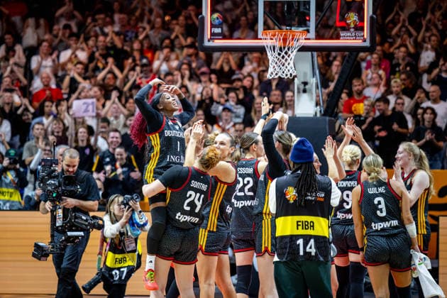 Basketball Berlin 10.09.2026 FIBA Women™s Basketball World Cup Germany 2026 Viertelfinale Quarterfinal Belgien (BEL) - Deutschland (GER) Deutschland gewinnt und steht im Halbfinale Jubel Alexis Peterson-Smalls (Deutschland, No.01) Peterson Lina Sontag (Deutschland, No.24) und andere