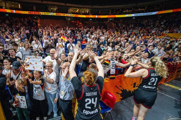 Basketball Berlin 10.09.2026 FIBA Women™s Basketball World Cup Germany 2026 Viertelfinale Quarterfinal Belgien (BEL) - Deutschland (GER) Deutschland gewinnt und steht im Halbfinale Jubel mit fans Lina Sontag (Deutschland, No.24) Marie Gülich (Deutschland, No.21) Gulich
