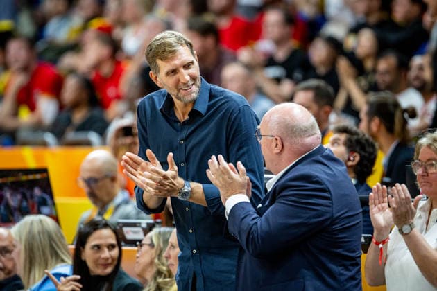 Basketball Berlin 10.09.2026 FIBA Women™s Basketball World Cup Germany 2026 Viertelfinale Quarterfinal Belgien (BEL) - Deutschland (GER) Deutschland gewinnt und steht im Halbfinale Jubel Dirk Nowitzki Ingo Weiss