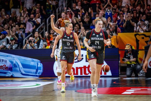 Basketball Berlin 10.09.2026 FIBA Women™s Basketball World Cup Germany 2026 Viertelfinale Quarterfinal Belgien (BEL) - Deutschland (GER) Deutschland gewinnt und steht im Halbfinale Jubel Leonie Fiebich (Deutschland, No.13) Lina Sontag (Deutschland, No.24)