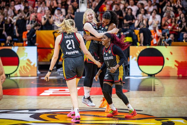 Basketball Berlin 10.09.2026 FIBA Women™s Basketball World Cup Germany 2026 Viertelfinale Quarterfinal Belgien (BEL) - Deutschland (GER) Deutschland gewinnt und steht im Halbfinale Jubel Marie Gülich (Deutschland, No.21) Gulich Frida Bühner (Deutschland, No.20) Nyara Sabally (Deutschland, No.08) Alexis Peterson-Smalls (Deutschland, No.01) Peterson und andere
