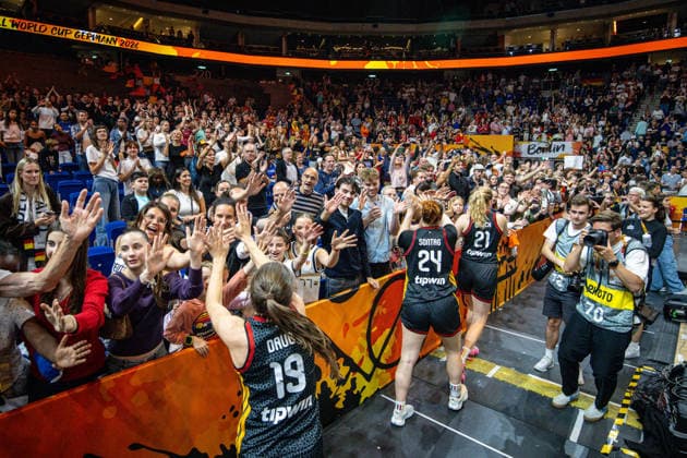 Basketball Berlin 10.09.2026 FIBA Women™s Basketball World Cup Germany 2026 Viertelfinale Quarterfinal Belgien (BEL) - Deutschland (GER) Deutschland gewinnt und steht im Halbfinale Jubel mit fans Britta Daub (Deutschland, No.19) Lina Sontag (Deutschland, No.24) Marie Gülich (Deutschland, No.21) Gulich