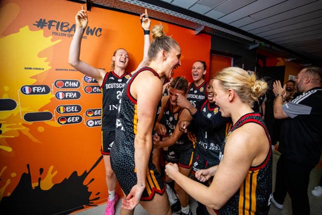 Basketball Berlin 10.09.2026 FIBA Women™s Basketball World Cup Germany 2026 Viertelfinale Quarterfinal Belgien (BEL) - Deutschland (GER) Deutschland gewinnt und steht im Halbfinale Jubel Leonie Fiebich (Deutschland, No.13) Emma Eichmeyer (Deutschland, No.09) Marie Gülich (Deutschland, No.21) Gulich Alexandra Wilke (Deutschland, No.03)