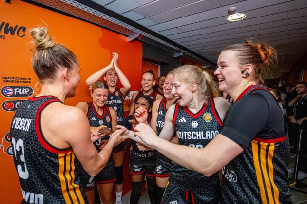 Basketball Berlin 10.09.2026 FIBA Women™s Basketball World Cup Germany 2026 Viertelfinale Quarterfinal Belgien (BEL) - Deutschland (GER) Deutschland gewinnt und steht im Halbfinale Jubel Leonie Fiebich (Deutschland, No.13) Alexandra Wilke (Deutschland, No.03) Alexis Peterson-Smalls (Deutschland, No.01) Peterson Emma Eichmeyer (Deutschland, No.09) Frida Bühner (Deutschland, No.20)