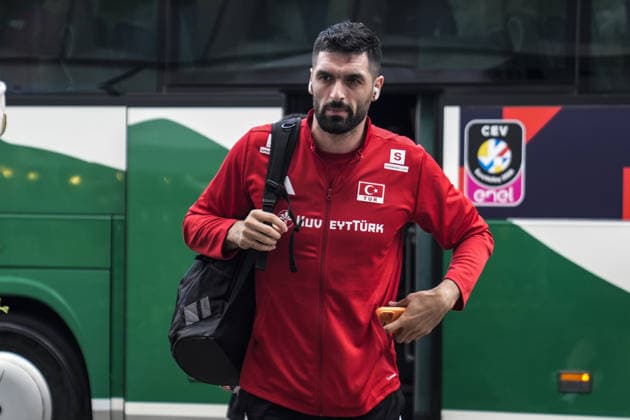 Turkiye v Germany - CEV EuroVolley 2026 Men CLUJ-NAPOCA, ROMANIA - SEPTEMBER 10: Turkiye men s national volleyball team player Gokcen Yuksel arrives at BT Arena with the team ahead of their opening Group D match at the CEV EuroVolley 2026 in Cluj-Napoca, Romania, on September 10, 2026. Osmancan Gurdogan Anadolu Cluj-napoca Romania. Editorial use only. Please get in touch for any other usage.  Copyright: x2026xAnadoluxOsmancanxGurdoganx