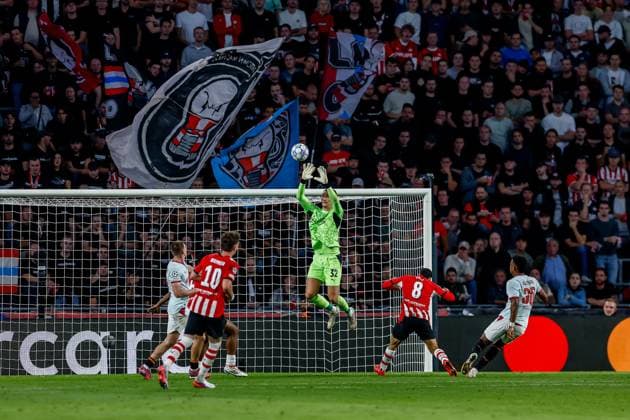 EINDHOVEN , 10-09-2026 , Philips stadium, season 2026 2027 , UEFA Champions League football , match between PSV and Shakhtar Donetsk, picture shows goal attempt by Shakhtar Donetsk player Alisson Santana PSV - Shakhtar Donetsk  x206827965x Copyright: