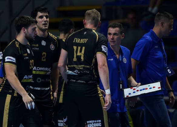 Partizan v Fuchse Berlin - EHF Champions League Head coach Raul Gonzales (R) of Partizan speaks with players during the EHF Champions League Season 2026 2027 Group Phase match between RK Partizan v Fuchse Berlin at Aleksandar Nikolic Hall on September 10, 2026 in Belgrade, Serbia. Belgrade Serbia Copyright: xSrdjanxStevanovicx x
