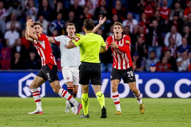 EINDHOVEN - Ruben van Bommel of PSV Eindhoven (L) and Guus Til of PSV Eindhoven (R) react to referee Umut Meler during the UEFA Champions League match between PSV Eindhoven and Shakhtar Donetsk at the Philips Stadium on September 10, 2026 in Eindhoven, the Netherlands. MARCEL TER BALS ANP UEFA Champions League 2026 27 xVIxANPxSportx xMarcelxterxBalsxIVx 567926649 originalFilename: 567926649.jpg