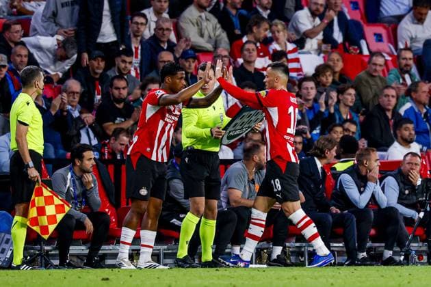 EINDHOVEN - Filip Kostic of PSV Eindhoven is substituted for Ryan Flamingo of PSV Eindhoven during the UEFA Champions League match between PSV Eindhoven and Shakhtar Donetsk at the Philips Stadium on 10 September 2026 in Eindhoven, the Netherlands. MARCEL TER BALS ANP UEFA Champions League 2026 27 xVIxANPxSportx xMarcelxterxBalsxIVx 567926686 originalFilename: 567926686.jpg