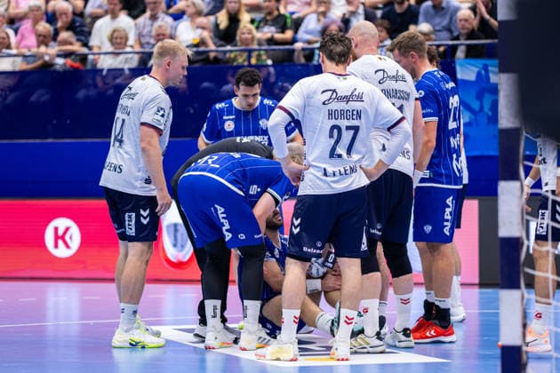 Spieler beider Mansnchaften versammeln sich um den scheinbar verletzten Tim Suton (TBV Lemgo Lippe, 23) (am Boden) GER, TBV Lemgo Lippe vs. SG Flensburg-Handewitt, Handball, 1. Bundesliga, 4. Spieltag, Spielzeit 2026 2027, 10.09.2026 GER, TBV Lemgo Lippe vs. SG Flensburg-Handewitt, Handball, 1. Bundesliga, 4. Spieltag, Spielzeit 2026 2027, 10.09.2026 Lemgo Copyright: xEibner-Pressefoto JanxRollingerx EP_JSK
