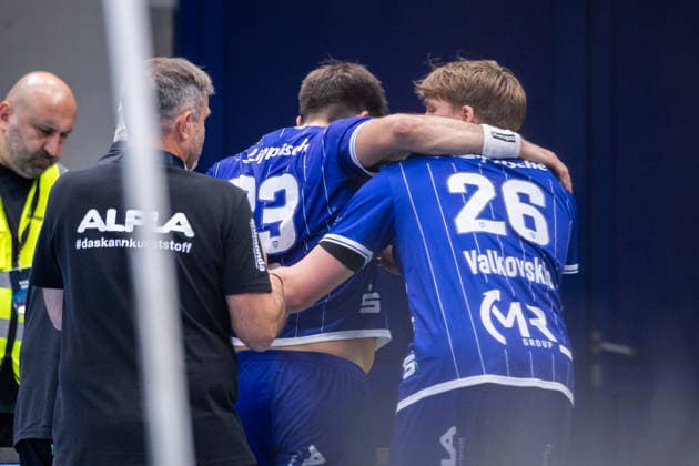 (L-R) Tim Suton (TBV Lemgo Lippe, 23) wird scheinbar verletzt von Pavel Valkovskis (TBV Lemgo Lippe, 26) vom Spielfeld gefuehrt GER, TBV Lemgo Lippe vs. SG Flensburg-Handewitt, Handball, 1. Bundesliga, 4. Spieltag, Spielzeit 2026 2027, 10.09.2026 GER, TBV Lemgo Lippe vs. SG Flensburg-Handewitt, Handball, 1. Bundesliga, 4. Spieltag, Spielzeit 2026 2027, 10.09.2026 Lemgo Copyright: xEibner-Pressefoto JanxRollingerx EP_JSK