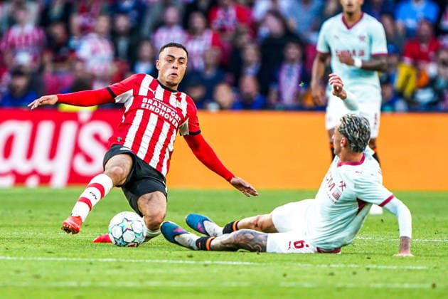 2026-09-10 PSV Eindhoven v Shaktar Donetsk - Champions League EINDHOVEN, NETHERLANDS - SEPTEMBER 10: Marlon Gomes of FC Shakhtar Donetsk tackles Sergino Dest of PSV Eindhoven during the Champions League match between PSV Eindhoven and Shaktar Donetsk at Philips Stadion on September 10, 2026 in Eindhoven, Netherlands. Eindhoven Philips Stadion Netherlands Content not available for redistribution in The Netherlands directly or indirectly through any third parties. Copyright: xAndrexWeeningx
