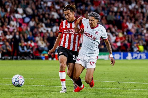 EINDHOVEN - Kodai Sano of PSV Eindhoven (L) battles for possession with Isaque of Shakhtar Donetsk (R) during the UEFA Champions League match between PSV Eindhoven and Shakhtar Donetsk at the Philips Stadium on 10 September 2026 in Eindhoven, the Netherlands. MARCEL TER BALS ANP UEFA Champions League 2026 27 xVIxANPxSportx xMarcelxterxBalsxIVx 567927549 originalFilename: 567927549.jpg