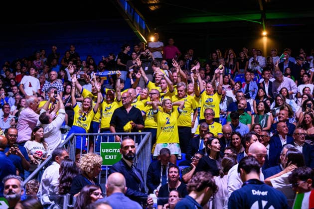 260910 Fans of Sweden during the CEV EuroVolley 2026 group stage volleyball match between Italy and Sweden on September 10, 2026 in Naples. Photo: Domenico Cippitelli BILDBYRAN COP 18 XY0128 volleyboll volleyball volleyboll-em italien sverige cev eurovolley 2026 italy sweden bbeng em publik Copyright: DomenicoxCippitelli BB260910BB491