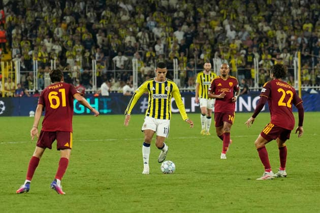 September 10, 2026, Kadikoy, Istanbul, Turkey: Mason Greenwood (C) of Fenerbahce controls the ball during the UEFA Champions League - League Phase, Matchday 1 - football match between Fenerbahce and AS Roma at Sukru Saracoglu Stadium in Istanbul, Turkey, on September 10, 2026. UEFA Champions League - Fenerbahce V AS Roma  - ZUMAu194 20260910_zip_u194_040 Copyright: xTolgaxUluturkx