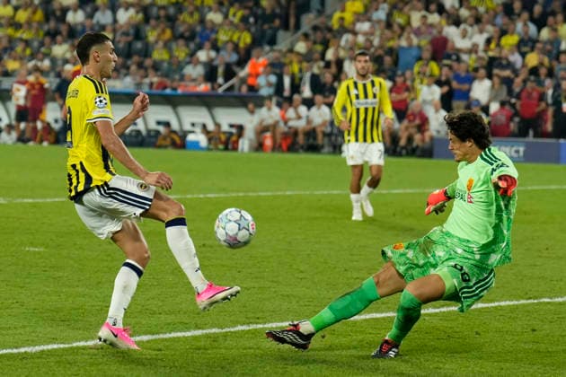 September 10, 2026, Kadikoy, Istanbul, Turkey: Mile Svilar (R) of AS Roma in action against Mert Muldur (L) of Fenerbahce during the UEFA Champions League - League Phase, Matchday 1 - football match between Fenerbahce and AS Roma at Sukru Saracoglu Stadium in Istanbul, Turkey, on September 10, 2026. Kadikoy Turkey - ZUMAu194 20260910_zip_u194_041 Copyright: xTolgaxUluturkx