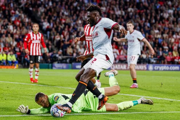EINDHOVEN - Lassina Traore of Shakhtar Donetsk dribbles with the ball under pressure from PSV Eindhoven goalkeeper Matej Kovar during the UEFA Champions League match between PSV Eindhoven and Shakhtar Donetsk at the Philips Stadium on 10 September 2026 in Eindhoven, the Netherlands. MARCEL TER BALS ANP UEFA Champions League 2026 27 xVIxANPxSportx xMarcelxterxBalsxIVx 567929438 originalFilename: 567929438.jpg