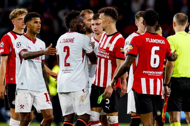 EINDHOVEN - Lassina Traore of Shakhtar Donetsk shakes hands with Ivan Perisic of PSV Eindhoven during the UEFA Champions League match between PSV Eindhoven and Shakhtar Donetsk at the Philips Stadium on September 10, 2026, in Eindhoven, the Netherlands. MARCEL TER BALS ANP UEFA Champions League 2026 27 xVIxANPxSportx xMarcelxterxBalsxIVx 567930136 originalFilename: 567930136.jpg