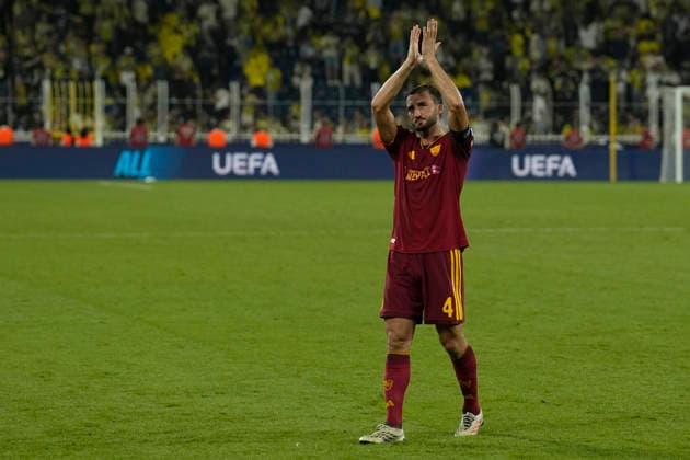 September 10, 2026, Kadikoy, Istanbul, Turkey: Bryan Cristante (C) of AS Roma greets fans with his teammates after UEFA Champions League - League Phase, Matchday 1 - football match between Fenerbahce and AS Roma at Sukru Saracoglu Stadium in Istanbul, Turkey, on September 10, 2026. Kadikoy Turkey - ZUMAu194 20260910_zip_u194_043 Copyright: xTolgaxUluturkx