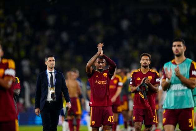 10.09 2026 - SOCCER - 2026 27 UEFA CHAMPIONS LEAGUE League Phase Fenerbahce SK v AS Roma Wesley of AS Roma and Devyne Rensch of AS Roma and Konstantinos Koulierakis of AS Roma and team AS roma players thank their supporters after the match as they show disappointment following the 1-1 draw. ISTANBUL Fenerbahce Sükrü Saracoglu Spor Kompleksi Istanbul TURKEY Copyright: xYagizxGurtugx xPsxImagesxYagizxGurtugx xPsxImagesx