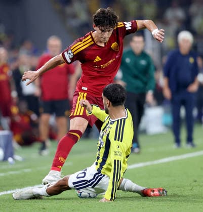 Fenerbahce v AS Roma - UEFA Champions League ISTANBUL, TURKIYE - SEPTEMBER 10: Fenerbahce s Oguz Aydin (70) competes for the ball against Leonardo Balerdi (26) of AS Roma during the UEFA Champions League 2026 27 league phase Matchday 1 match between Fenerbahce and Roma at Chobani Stadium in Istanbul, Turkiye, on September 10, 2026. Ali Atmaca Anadolu Istanbul Turkey. Editorial use only. Please get in touch for any other usage.  Copyright: x2026xAnadoluxAlixAtmacax
