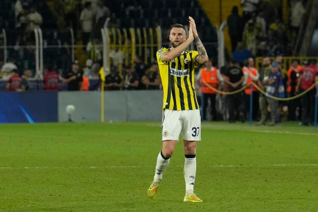 September 10, 2026, Kadikoy, Istanbul, Turkey: Milan Skriniar (C) of Fenerbahce greets fans after UEFA Champions League - League Phase, Matchday 1 - football match between Fenerbahce and AS Roma at Sukru Saracoglu Stadium in Istanbul, Turkey, on September 10, 2026. Kadikoy Turkey - ZUMAu194 20260910_zip_u194_049 Copyright: xTolgaxUluturkx
