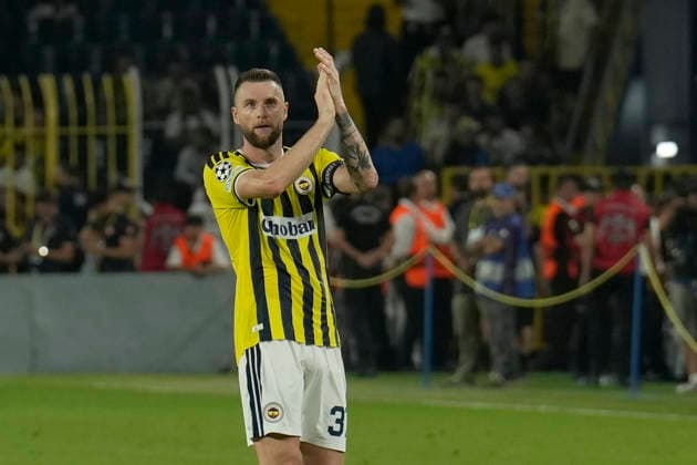 September 10, 2026, Kadikoy, Istanbul, Turkey: Milan Skriniar (C) of Fenerbahce greets fans after UEFA Champions League - League Phase, Matchday 1 - football match between Fenerbahce and AS Roma at Sukru Saracoglu Stadium in Istanbul, Turkey, on September 10, 2026. Kadikoy Turkey - ZUMAu194 20260910_zip_u194_050 Copyright: xTolgaxUluturkx