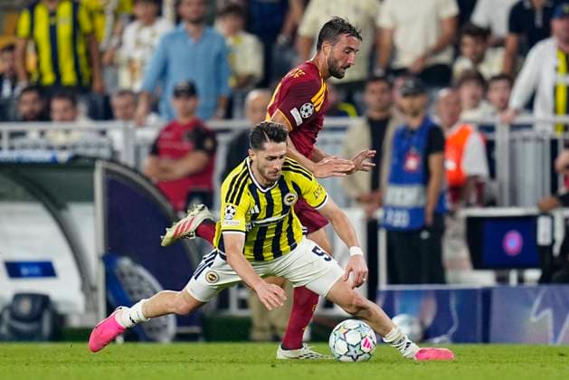 10.09 2026 - SOCCER - 2026 27 UEFA CHAMPIONS LEAGUE League Phase Fenerbahce SK v AS Roma Ismail Yuksek of Fenerbahce and Bryan Cristante of AS Roma in one-on-one ISTANBUL Fenerbahce Sükrü Saracoglu Spor Kompleksi Istanbul TURKEY Copyright: xYagizxGurtugx xPsxImagesxYagizxGurtugx xPsxImagesx