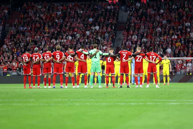 Fussball, Herren, Champions League, Saison 2026 2027, FC Bayern München - FK Bodö Glimt, 1.Spieltag, Allianz Arena Die Mannschaften, hier der FC Bayern München bei der Schweigeminute vor dem Anpfiff, für die Opfer von Nepal
