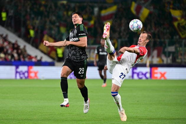 From left Franjo Ivanovic of Lens and Tomas Vlcek of Slavia in action during the Football Champions League opening round match Slavia Prague vs RC Lens on September 10, 2026, in Prague, Czech Republic. (CTKxPhoto MichalxKamaryt) CTKPhotoP2026091009814  CTKPhotoP2026091009814