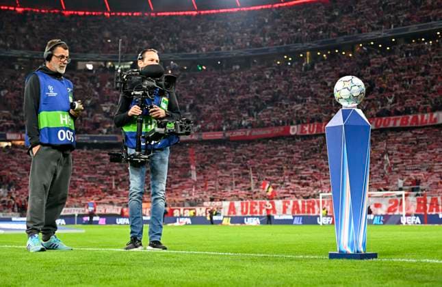 10.09.2026, Fussball UEFA Championsleague 2026 2027: 1.Spieltag, FC Bayern München - FK Bodo Glimt, in der Allianz-Arena München, Der Ball im Vesier