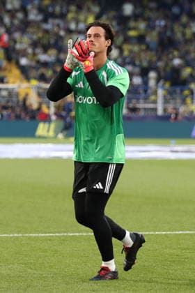 IPA88366898 - September 10, 2026 Champions League: Fenerbahçe vs. Roma In the photo: Svilar waves to the fans& xD; (Photo by Gino Mancini)  Copyright: xGinoxMancini IPAxSportx xx IPA88366898