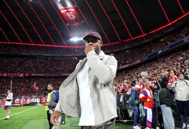 Fussball, Herren, Champions League, Saison 2026 2027, FC Bayern München - FK Bodö Glimt, 1.Spieltag, Allianz Arena Vincent Kompany, Trainer (FC Bayern München) stehend vor der Auswechselbank mit der Hand am Mund