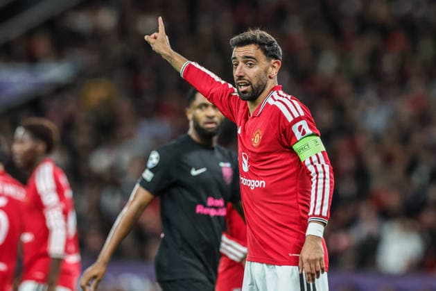 UEFA Champions League Matchday 1 of 8 Manchester United, ManU v Sabah FK Bruno Fernandes of Manchester United gives his team instructions during the UEFA Champions League Matchday 1 of 8 match Manchester United vs Sabah FK at Old Trafford, Manchester, United Kingdom on 10 September 2026 (Photo by Mark Cosgrove News Images) Manchester Old Trafford Greater Manchester United Kingdom Copyright: xMarkxCosgrove NewsxImagesx
