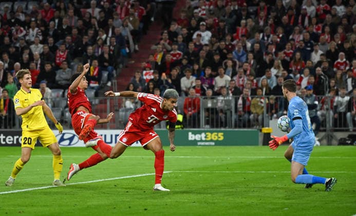 10.09.2026, xemx, Fussball UEFA Champions League, FC Bayern Muenchen - FK Bodö Glimt v.l. Jamal Musiala (FC Bayern Muenchen), Luis Diaz (FC Bayern Muenchen), Nikita Haikin (FK Bodö Glimt) Zweikampf, Aktion, action, battle for the ball Muenchen