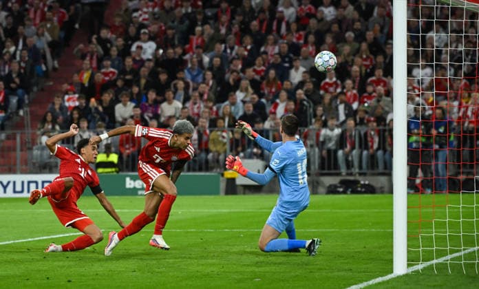 10.09.2026, xemx, Fussball UEFA Champions League, FC Bayern Muenchen - FK Bodö Glimt v.l. Jamal Musiala (FC Bayern Muenchen), Luis Diaz (FC Bayern Muenchen), Nikita Haikin (FK Bodö Glimt) Zweikampf, Aktion, action, battle for the ball Muenchen