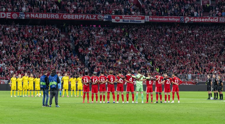 Die beiden Teams waehrend einer Schweigeminute fuer die Opfer der Naturkatastrophe in Nepal vor Spielbeginn, rechts das Schiedsrichtergespann um Rade Obrenovic (Schiedsrichter) GER, FC Bayern Muenchen vs. FK Bodo Glimt, Fussball, UEFA Champions League, Ligaphase, 1. Spieltag, Spielzeit 2026 2027, 10.09.2026 (DFL DFB REGULATIONS PROHIBIT ANY USE OF PHOTOGRAPHS as IMAGE SEQUENCES and or QUASI-VIDEO). Foto: HMB Media Heike Feiner Copyright: HMBxMedia HeikexFeiner