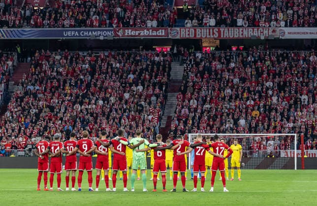Die beiden Teams waehrend einer Schweigeminute fuer die Opfer der Naturkatastrophe in Nepal vor Spielbeginn GER, FC Bayern Muenchen vs. FK Bodo Glimt, Fussball, UEFA Champions League, Ligaphase, 1. Spieltag, Spielzeit 2026 2027, 10.09.2026 (DFL DFB REGULATIONS PROHIBIT ANY USE OF PHOTOGRAPHS as IMAGE SEQUENCES and or QUASI-VIDEO). Foto: HMB Media Heike Feiner Copyright: HMBxMedia HeikexFeiner