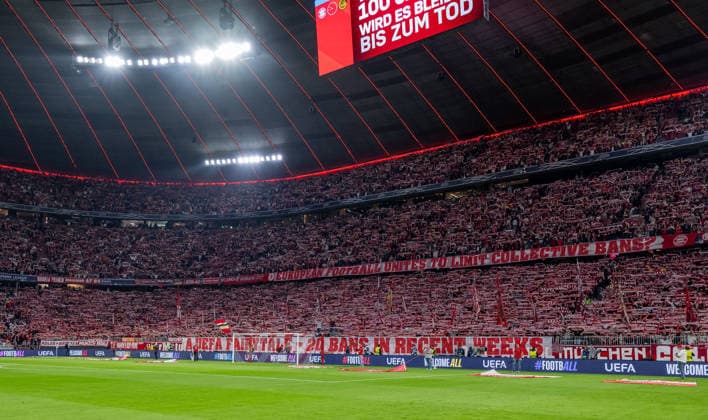 Die Bayernfans in der Suedkurve mit einer Schalparade waehrend der Stadionhymne Immer vorwaerts, FC Bayern GER, FC Bayern Muenchen vs. FK Bodo Glimt, Fussball, UEFA Champions League, Ligaphase, 1. Spieltag, Spielzeit 2026 2027, 10.09.2026 (DFL DFB REGULATIONS PROHIBIT ANY USE OF PHOTOGRAPHS as IMAGE SEQUENCES and or QUASI-VIDEO). Foto: HMB Media Heike Feiner Copyright: HMBxMedia HeikexFeiner