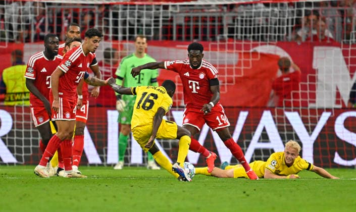 10.09.2026, Fussball UEFA Championsleague 2026 2027: 1.Spieltag, FC Bayern München - FK Bodo Glimt, in der Allianz-Arena München, v.l. Dayot Upamecano (FC Bayern München), Aleksandar Pavlovic (Bayern München) , Joshua Kitolano (FK Bodo Glimt), Torwart Manuel Neuer (FC Bayern München) und Alphonso Davies (FC Bayern München)