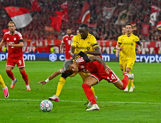 10.09.2026, Fussball UEFA Championsleague 2026 2027: 1.Spieltag, FC Bayern München - FK Bodo Glimt, in der Allianz-Arena München, v.l. Luis Diaz (FC Bayern München) gegen Joshua Kitolano (FK Bodo Glimt)