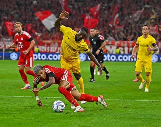 10.09.2026, Fussball UEFA Championsleague 2026 2027: 1.Spieltag, FC Bayern München - FK Bodo Glimt, in der Allianz-Arena München, v.l. Luis Diaz (FC Bayern München) gegen Joshua Kitolano (FK Bodo Glimt)