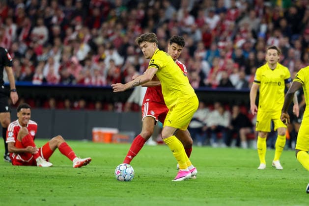 Zweikampf, Aleksandar Pavlovic (FC Bayern Muenchen, 45) mit Villads Nielsen (FK Bodo Glimt, 02), GER, FC Bayern Muenchen vs. FK Bodo Glimt, Fussball, UEFA Champions League, Liga-Phase, 1. Spieltag, Saison 2026 2027, 10.09.2026, GER, FC Bayern Muenchen vs. FK Bodo Glimt, Fussball, UEFA Champions League, Liga-Phase, 1. Spieltag, Saison 2026 2027, 10.09.2026 Muenchen Copyright: xEibner-Pressefoto JennixMaulx EP_JML
